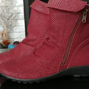 Walking Cradles Heist Wine Ankle Booties 9.5